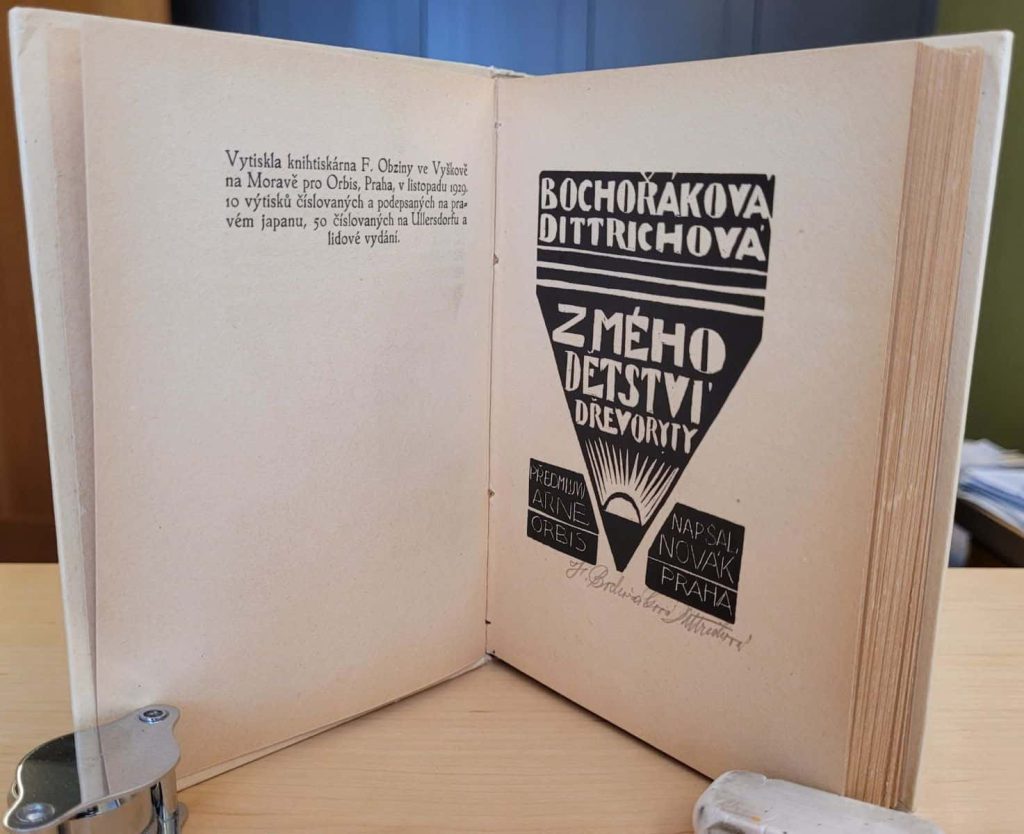 Limitation page and Title page of the trade edition for
Bochorakova's wordless novel, Z Mého Dětství.
This copy is signed but that is not required
for the trade edition.
