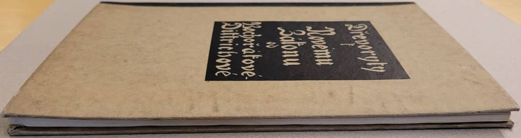 The covers on this copy of Helena
Bochoráková-Dittrichová's wordless book,
Kristus are bowed.
