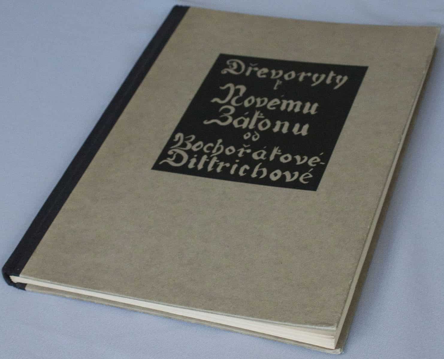 The covers on this copy of Helena Bochoráková-Dittrichová's
wordless book, Kristus are curved open. This condition is
referred to as "yapping".