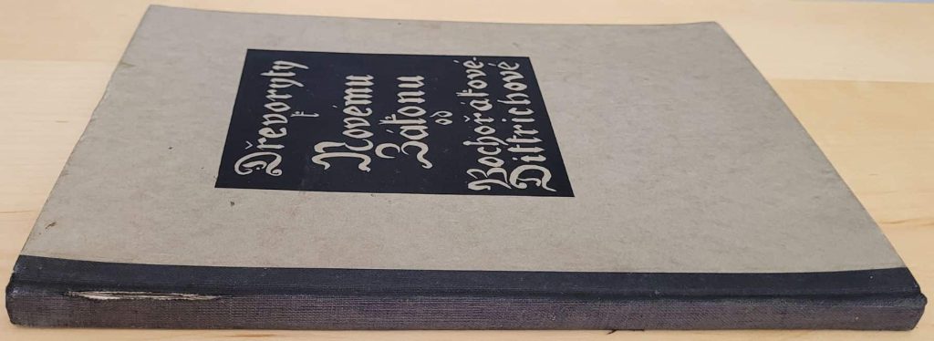 An example of a tear in the cloth spine of Helena
Bochořáková-Dittrichová’s wordless book, Kristus.