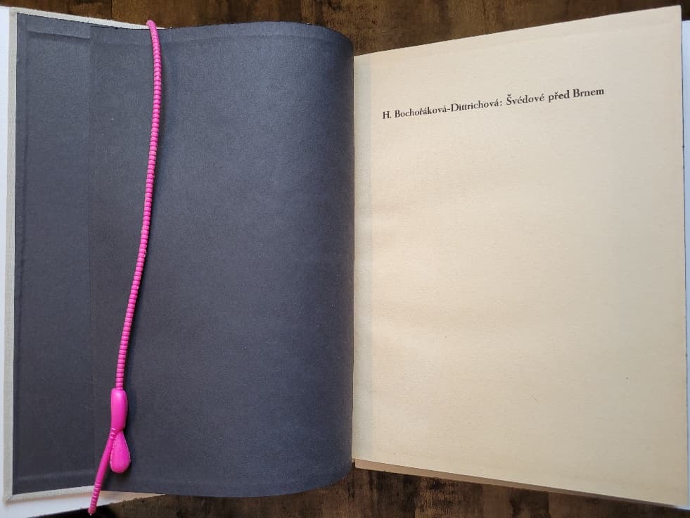 The black end-papers and the half-title page of the limited
edition (90 copies) of Bochoráková’s wordless
novel, Švédové Pred Brnem.