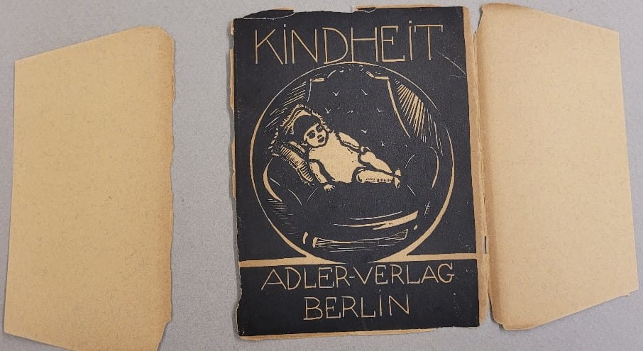 Dust jacket of Bochorakova’s 1930 wordless
novel, Kindheit, laid open. The spine is missing.