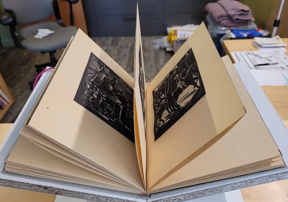 Showing the fore-edge of Bochorakova's wordless woodcut novel,
Švédové Pred Brnem, with unopened French fold.